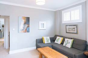 Inviting 1BD Flat - 20 Mins to Brighton Beach!