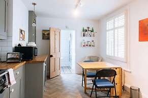 Inviting 1BD Flat - 20 Mins to Brighton Beach!