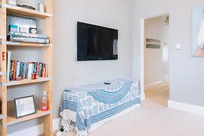 Inviting 1BD Flat - 20 Mins to Brighton Beach!