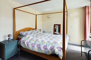 Beautiful & Vibrant 2BD Home w/ Balcony - Hackney!