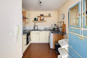 Beautiful & Vibrant 2BD Home w/ Balcony - Hackney!