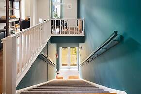 Beautiful & Vibrant 2BD Home w/ Balcony - Hackney!