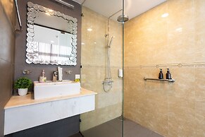 Tracy Ben Thanh Tower