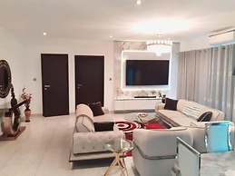 Immaculate Beauty Gem-5 Star Location- Pools - Gym