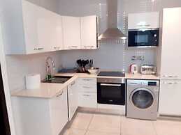 Immaculate Beauty Gem-5 Star Location- Pools - Gym