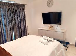 Immaculate Beauty Gem-5 Star Location- Pools - Gym