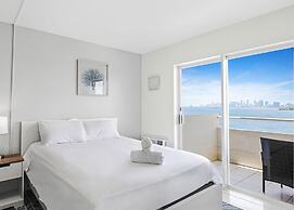 Waterfront condo Studio - Free Parking