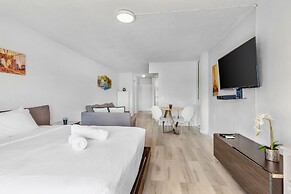 Waterfront Cozy Studio with a View