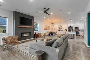 Walk to the waterfront- Charmwood House