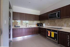 Luxurious and Warm Condo Just Step From the Beach!