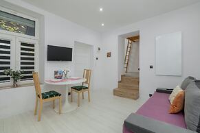 Central Kraków Apartment by Renters