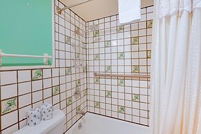 Riverside Retreat w/ Screened Porch: 6 Mi to Taos!