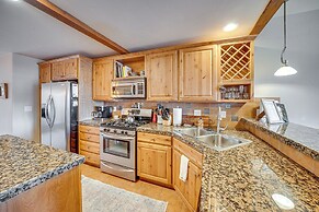 6 Mi to Winter Park Resort: Townhome w/ Hot Tub!