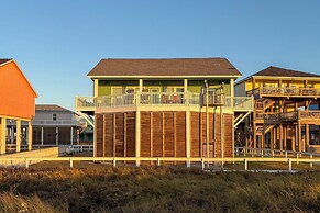 Oceanfront Crystal Beach Vacation Home w/ Deck!