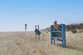 Oceanfront Crystal Beach Vacation Home w/ Deck!