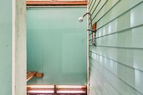 Oceanfront Crystal Beach Vacation Home w/ Deck!