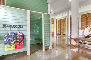 Oceanfront Crystal Beach Vacation Home w/ Deck!