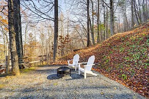 Pet-friendly Cabin w/ Fire Pit in Spruce Pine!