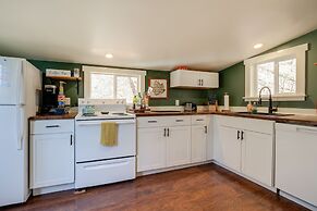 Cozy Eagle Rock Cottage on the Creek w/ Loft!