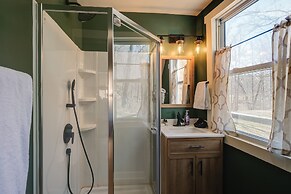 Cozy Eagle Rock Cottage on the Creek w/ Loft!