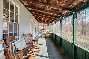Cozy Eagle Rock Cottage on the Creek w/ Loft!