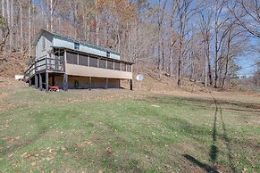 Cozy Eagle Rock Cottage on the Creek w/ Loft!