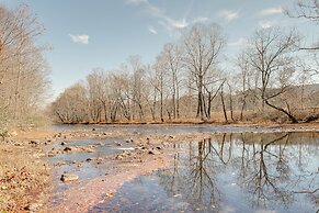 Cozy Eagle Rock Cottage on the Creek w/ Loft!