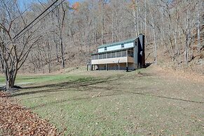 Cozy Eagle Rock Cottage on the Creek w/ Loft!