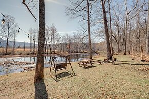 Cozy Eagle Rock Cottage on the Creek w/ Loft!