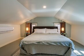 Cozy Eagle Rock Cottage on the Creek w/ Loft!