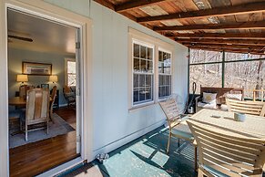 Cozy Eagle Rock Cottage on the Creek w/ Loft!