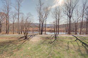 Cozy Eagle Rock Cottage on the Creek w/ Loft!