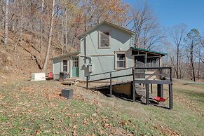 Cozy Eagle Rock Cottage on the Creek w/ Loft!