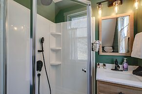 Cozy Eagle Rock Cottage on the Creek w/ Loft!