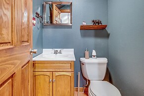 40-acre, Off-grid Wakefield Retreat w/ Gas Grill!