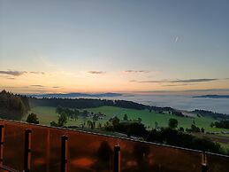 Hotel AVIVA make friends - Singles only