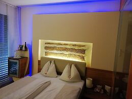 Hotel AVIVA make friends - Singles only