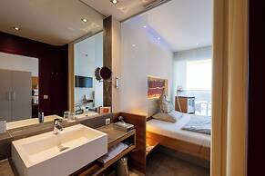 Hotel AVIVA make friends - Singles only