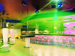 Hotel AVIVA make friends - Singles only