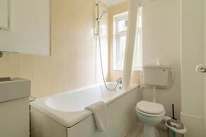 Charming One Bed Abode In East Putney