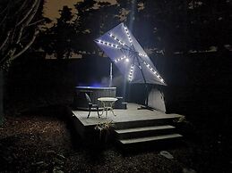 Cozy Cabin With Hot Tub Retreat in Anglesey