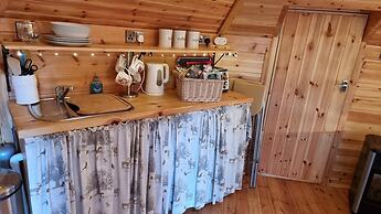 Cozy Cabin With Hot Tub Retreat in Anglesey