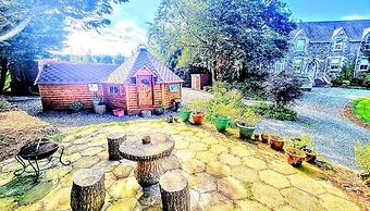 Cozy Cabin With Hot Tub Retreat in Anglesey