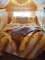 Cozy Cabin With Hot Tub Retreat in Anglesey