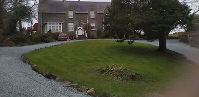 Cozy Cabin With Hot Tub Retreat in Anglesey