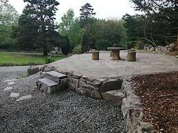 Cozy Cabin With Hot Tub Retreat in Anglesey