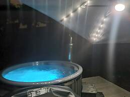 Cozy Cabin With Hot Tub Retreat in Anglesey