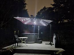 Cozy Cabin With Hot Tub Retreat in Anglesey