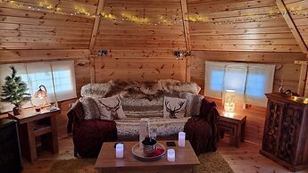 Cozy Cabin With Hot Tub Retreat in Anglesey