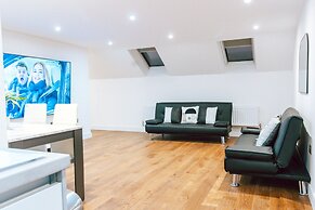 Remarkable, Penthouse - 3-bed Apartment in Purley